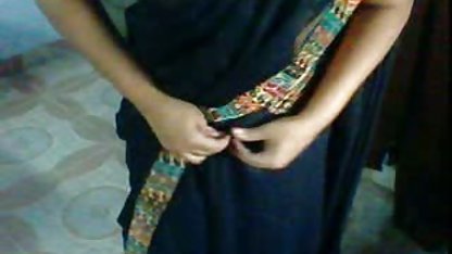 یک کودک سیگار در حالی که سان پورنو بازی با گربه وار او