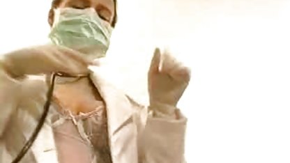 برداشت شروع می شود و محبوب ترین پورن استار زن به پایان می رسد با مالش clit او