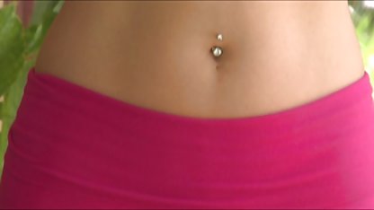 برقراری ستاره های فیلم سکسی ارتباط با نوزاد خود را Mami